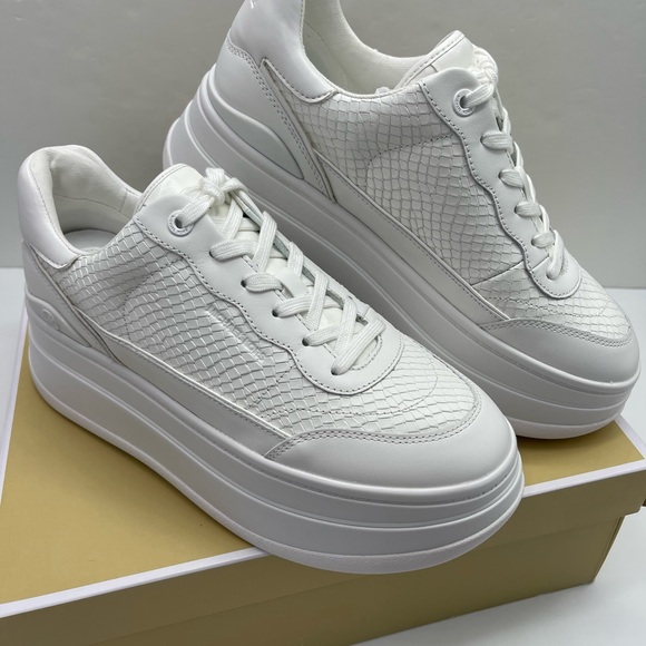 MICHAEL Kors All-White Platform Sneakers HAYES LACE UP
EMBOSSED PRINTED LEATHER - Picture 6 of 16